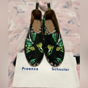 Proenza Schouler Tess Flower espadrilles. 💚🖤